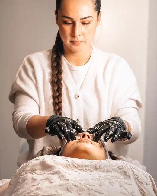 Céline réalisant un drainage du visage, vue de face