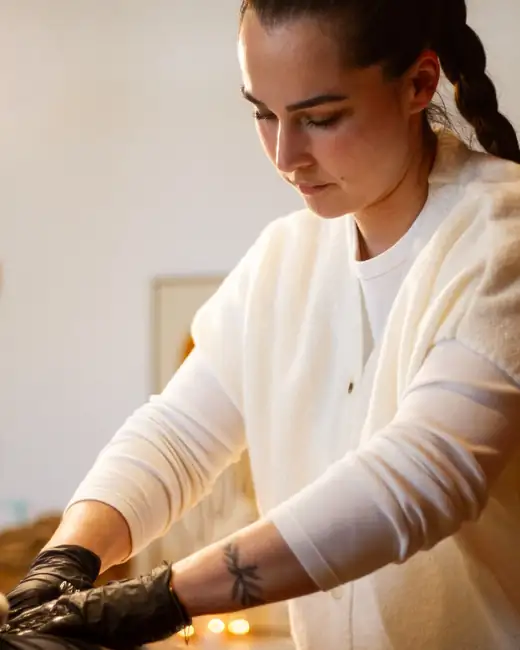 Céline pendant un soin de drainage